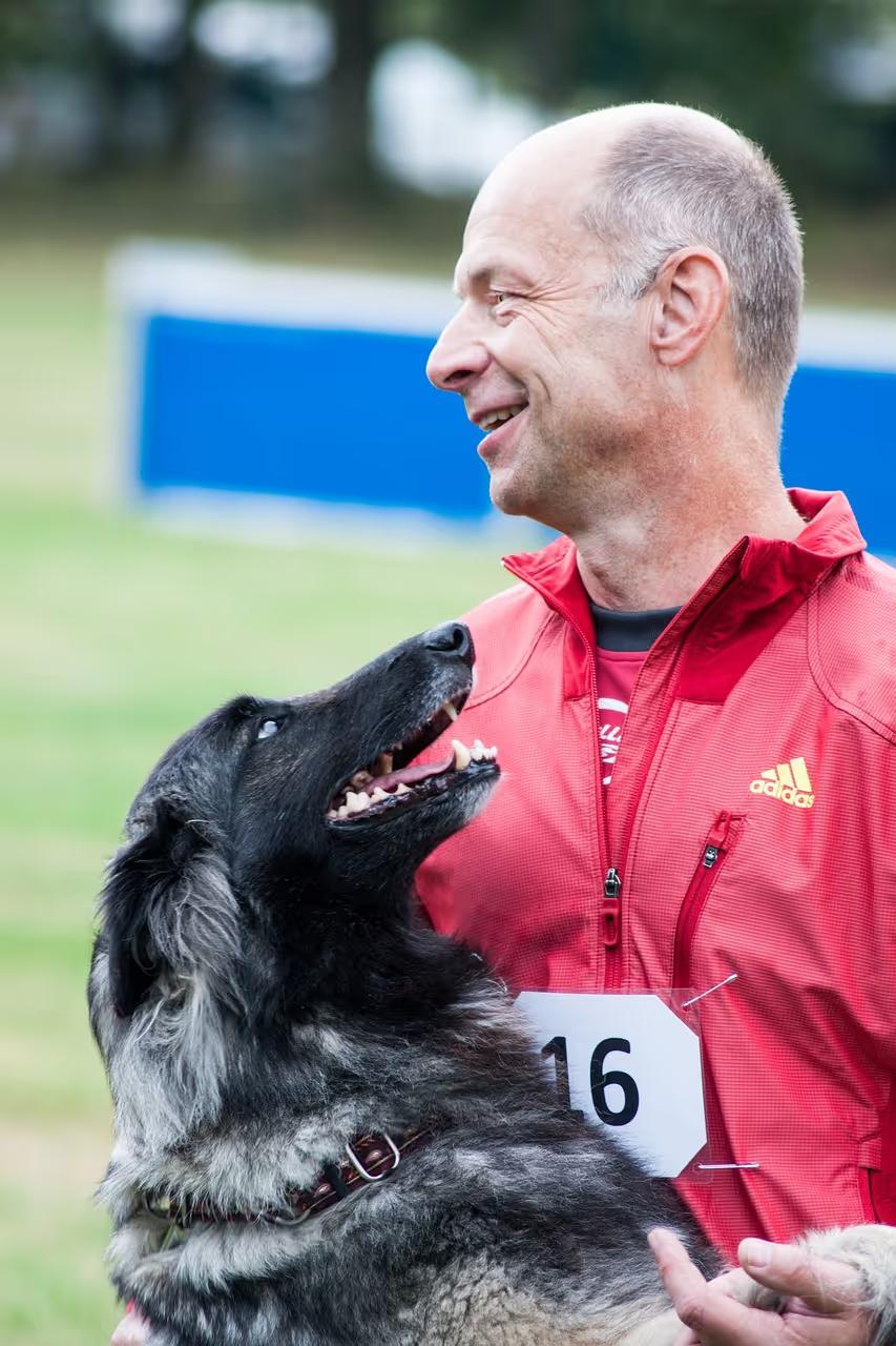 Hundetrainer mit einem Hund an der Leine
