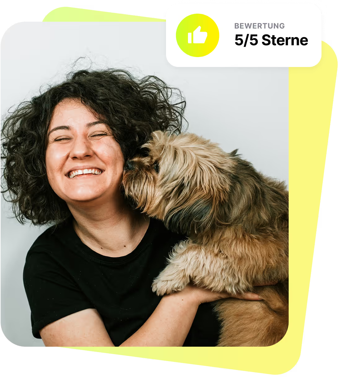 Eine Frau hält lachend ihren Hund